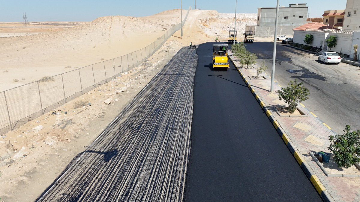 GuryatM's tweet photo. تواصل #بلدية_محافظة_القريات أعمال كشط وإعادة سفلتة شارع عمر بن عبدالعزيز، ضمن جهودها المستمرة لتحسين جودة الطرق ورفع كفاءة البنية التحتية، بما يسهم في تعزيز انسيابية الحركة المرورية بما يواكب تطلعات الأهالي ويعزز #جودة_الحياة https://t.co/S6IvIlWylK