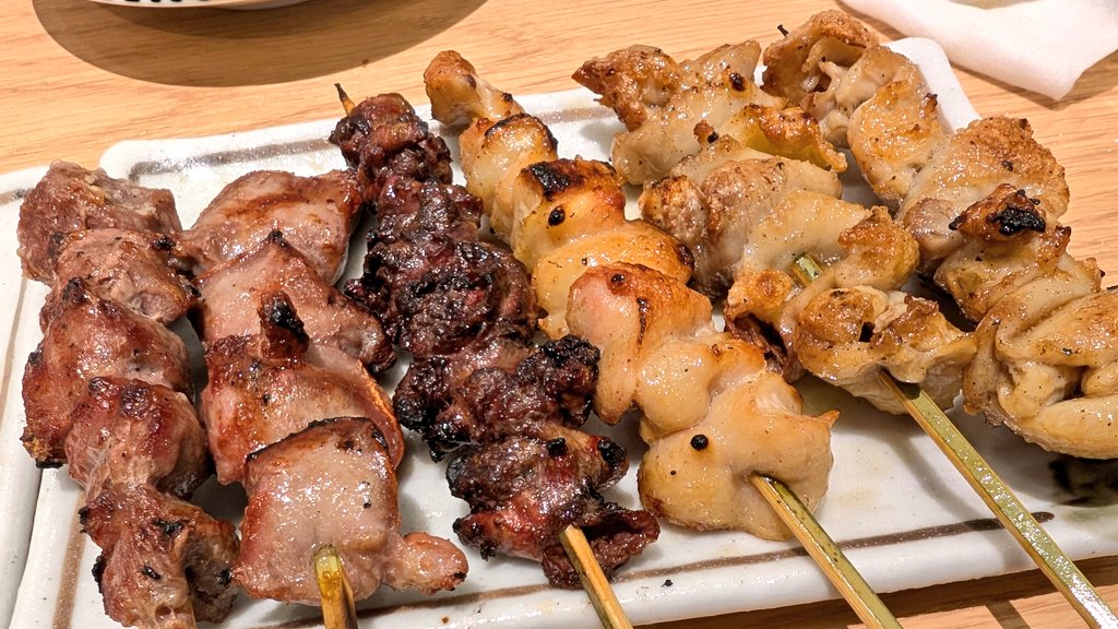 THEXDER17's tweet photo. 【大衆酒場五の五 沼津南口店】沼津市
やきとり（皮、ハツモト、ぼんじり、豚かしら、豚たん）
白センマイ刺し
ごま塩きゅうり https://t.co/W0cxVaolEo
