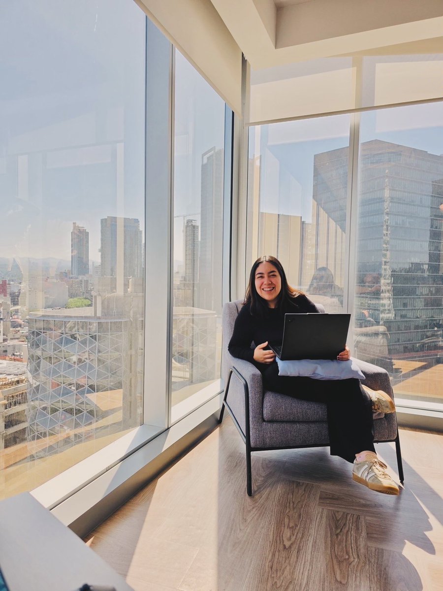 AshleyFatima99's tweet photo. Hoy cumplo un año en la PayJoy 💚🌱
Y pues hasta donde los sueños me lleven y hasta donde la vida me alcance.
Gracias por lo que ya tengo y por lo que esta por llegar. 
Su futura mercadologa e influencer en proceso 📚🤓 https://t.co/QZpHdOrUIM