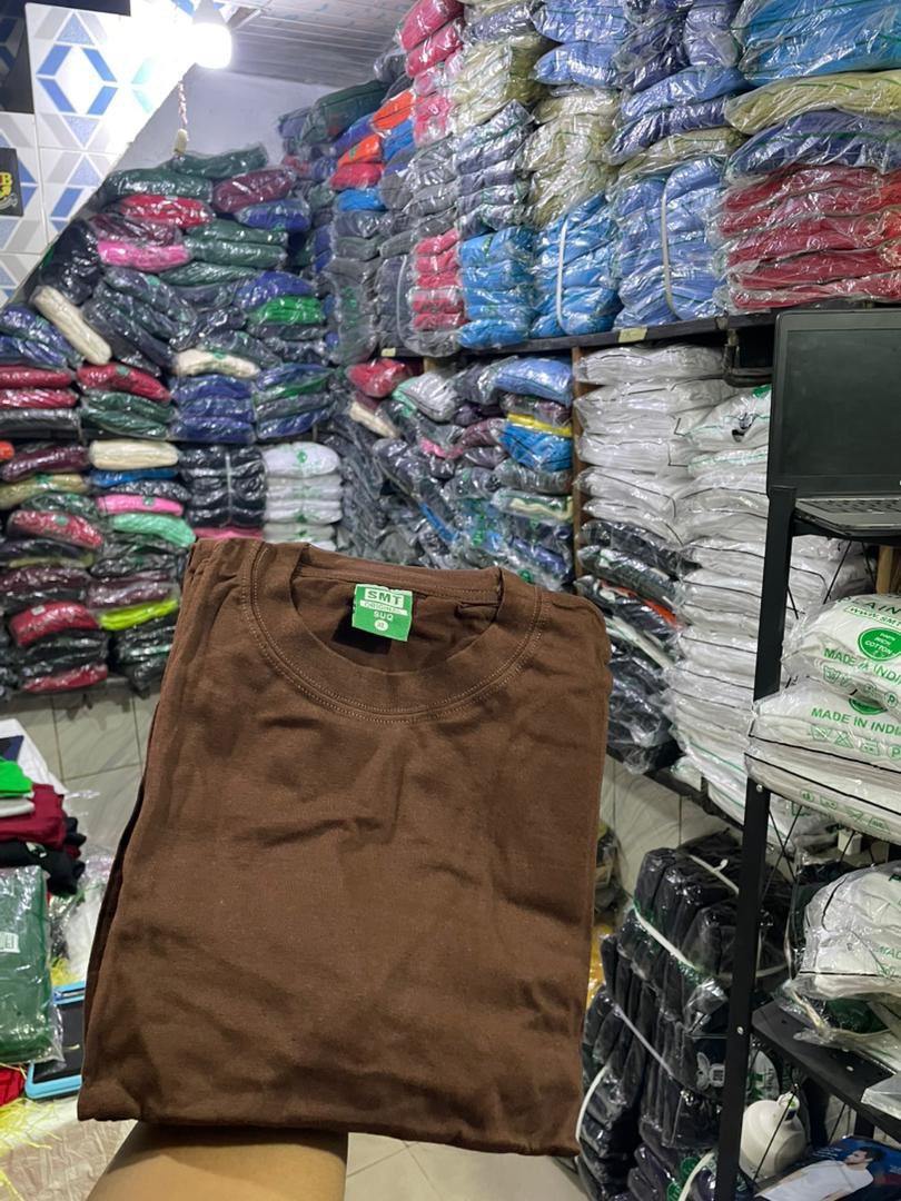 Lekzy_r's tweet photo. Plain tees my boss, in over 15 different colors and in sizes of your choice for 5,000 naira only 
Nationwide delivery 💫 https://t.co/Qb4cO2vwfU