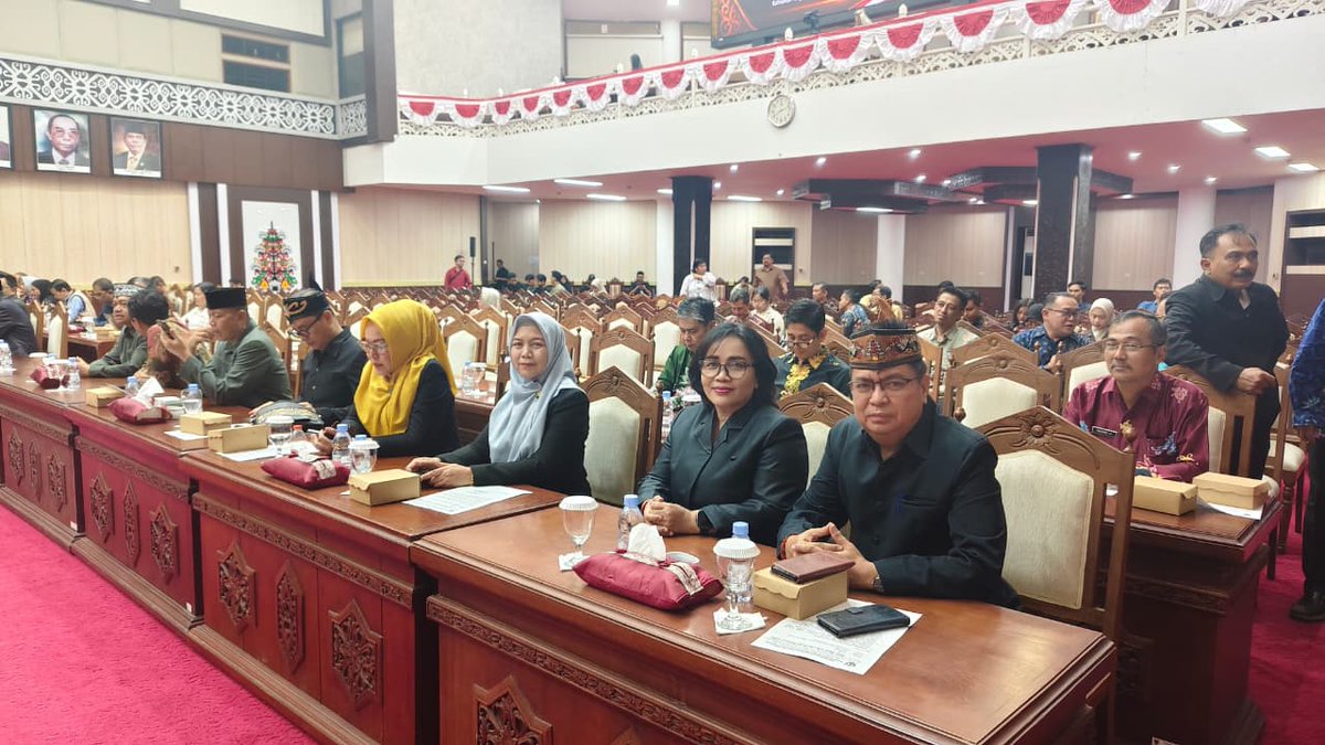 Biroorg_Kalteng's tweet photo. Kepala Biro Organisasi menghadiri Rapat Paripurna DPRD Prov. Kalteng (14/07) dengan agenda persetujuan bersama Raperda Pertanggungjawaban Pelaksanaan APBD TA 2025. Kegiatan ini mendukung tata kelola pemerintahan yang akuntabel &amp; transparan. #BiroOrganisasiKalteng #PemprovKalteng https://t.co/xhceADG7J5