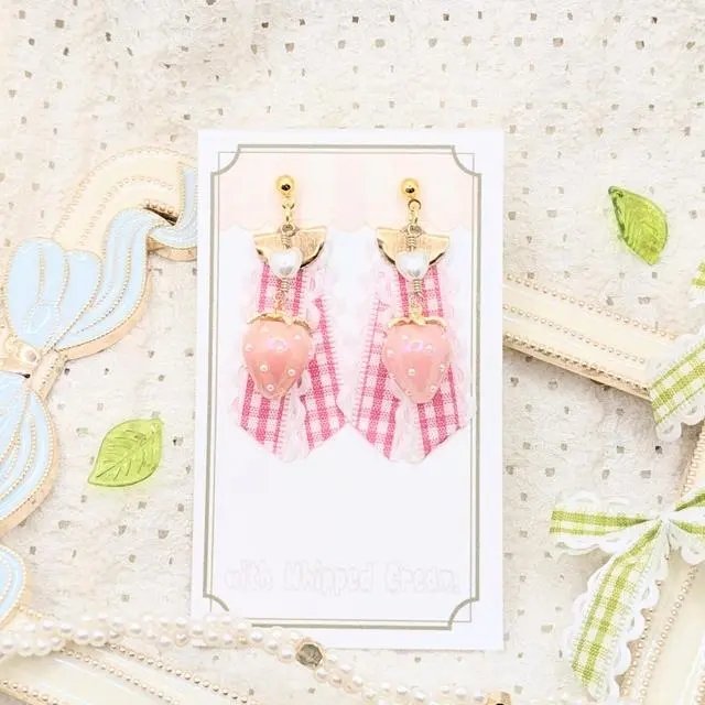 withWhippedC's tweet photo. いちごミルクみたいな耳飾り🩷🍓
甘ロリやフリル系ファッションにもぴったりです✨

#minne #ハンドメイド好きな人と繋がりたい #ハンドメイド好きさんとつながりたい #ロリィタファッション #ハンドメイドピアス

https://t.co/yFxdCwnHRA https://t.co/v7NRqyWNEL