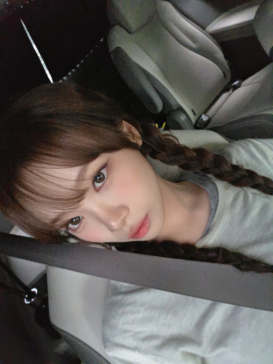 klmnop819's tweet photo. 김채원 땋갈래 미쳣어…/// https://t.co/R2Tpu6ODVw