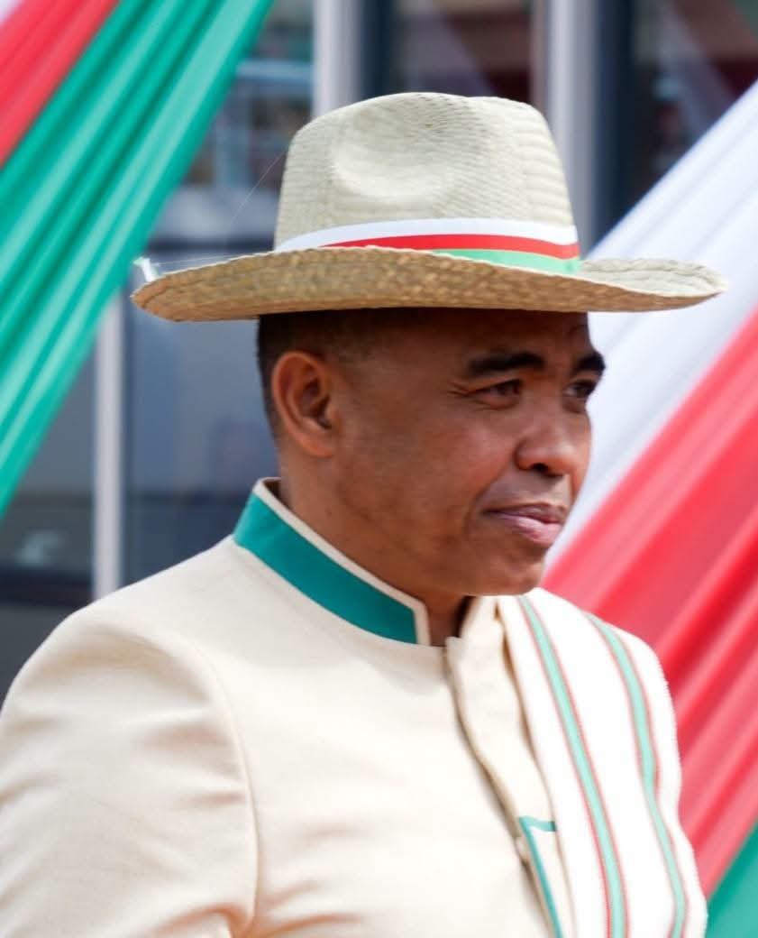 SophiaLeeeeeee's tweet photo. Fière de nos tenues traditionnelles malgaches 🇲🇬❤️
Chaque région a son identité et c'est ce qui fait la beauté de #Madagascar https://t.co/Zc1Hctzn5N