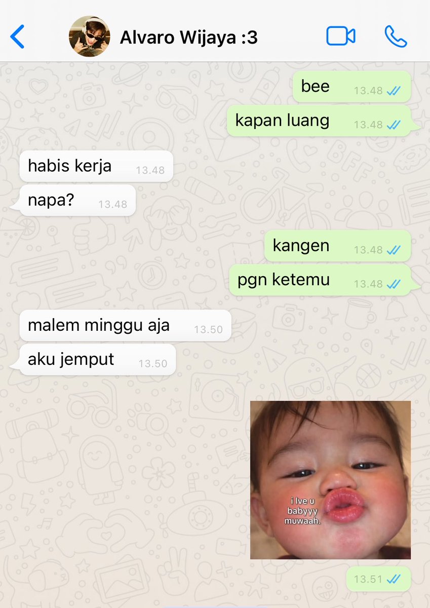 LINKEDINSILVEN's tweet photo. geminifourth au when g—emini as cowo yang motornya aerox, cowo bingung, pagi ngilang malem sayang, celana pendek dan hoodie hitam to the rescue, balas chat 8 jam kemudian “baru bangun”. https://t.co/gHTCakk0vj
