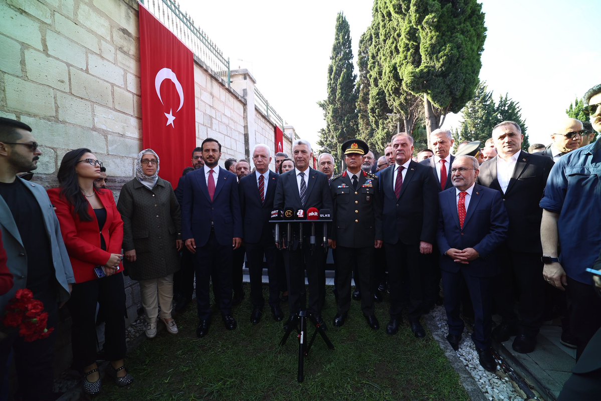 abdullahozdemir's tweet photo. 📍 Edirnekapı Şehitliği

15 Temmuz hain darbe girişiminin yıl dönümünde, aziz şehitlerimizi dualarla ve minnetle yâd ettik.

Bu toprakları bizlere vatan kılan kahramanlarımızın emanetine daima sahip çıkacak; onların fedakârlığını ve milletimizin destansı direnişini nesilden nesile yaşatacağız.

🇹🇷 Ruhları şad, mekânları cennet olsun.
