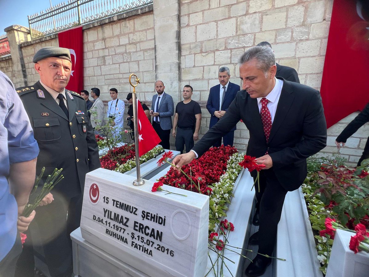 kadikoykaymakam's tweet photo. Kaymakamımız Sayın @muhittinpamuk , İstanbul Valiliğimiz tarafından 15 Temmuz Demokrasi ve Millî Birlik Günü’nün 10. yılı kapsamında düzenlenen program çerçevesinde, Edirnekapı Şehitliği’nde 15 Temmuz Şehidimiz Yılmaz Ercan’ın kabri başında düzenlenen anma programına katıldı. https://t.co/ERrWF47rSQ