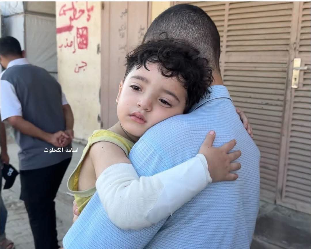 AbdSabbah91's tweet photo. هذا الطفل نا�� في حضن والديه ، واستفاق على رحيلهم جميعاً الاب والام وشقيقته، في استهداف شقتهم بدير البلح وسط القطاع 
سامي ابو قاسم الناجي الوحيد ..
#غزة https://t.co/UOwitl3mgq