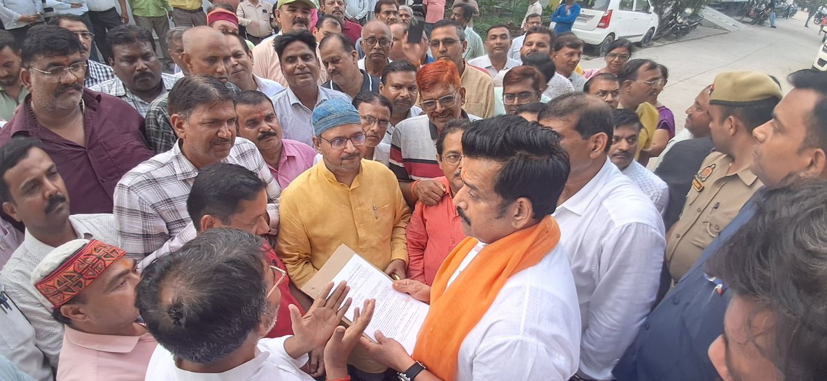 gyanendrao39235's tweet photo. @PMOIndia @dpradhanbjp @DrDCSHARMAUPPSS टीचर्स फेडरेशन आफ इंडिया के राष्ट्रीय अध्यक्ष डा दिनेश चंद शर्मा,राष्ट्रीय महासचिव राममूर्ति ठाकुर के निर्देश पर गोरखपुर के सांसद श्री रविकिशन शुक्ला जी को सैकड़ो शिक्षकों के साथ टेट मुक्ति के आदेश के लिए पीएम के नाम ज्ञापन दिया गया। https://t.co/lKrQL3FTcz