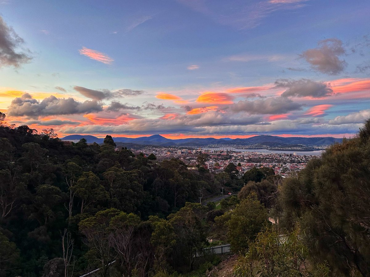 ProfGrimmer's tweet photo. Happy Wednesday evening from #Hobart #Tasmania #viewfrommywindow https://t.co/HNmH2Lu3sn