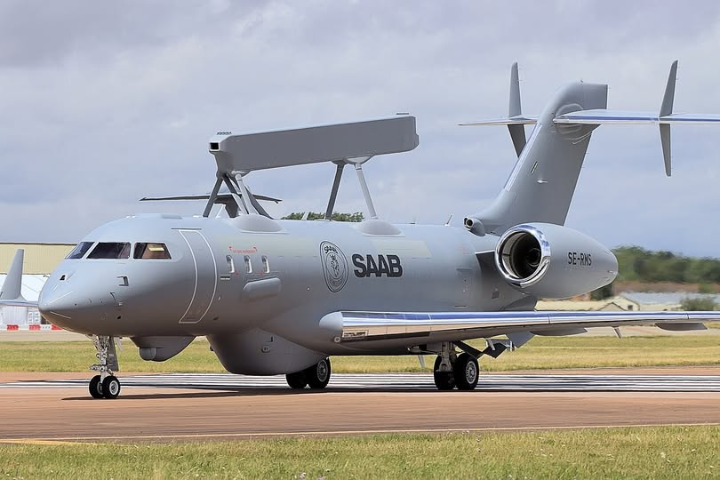 jalle51's tweet photo. Finland is beefing up its airspace security with a €400M–€500M purchase of Saab’s state-of-the-art GlobalEye AWACS aircraft. 🇫🇮🇸🇪✈️

Saab CEO Micael Johansson tells Iltalehti why GlobalEye easily outperforms Russian systems:

Track over 2,000 targets simultaneously (including low-flying stealth drones & cruise missiles).

Battle-proven in the Persian Gulf, where it successfully detected Iranian attacks under heavy electronic jamming.

Built to operate in GPS-denied, high-threat environments.

When keeping a watchful eye on a unpredictable neighbor, early detection is everything. Finland is not taking any chances. 🛡️ #Finland #Saab #GlobalEye #Defense #NATO
