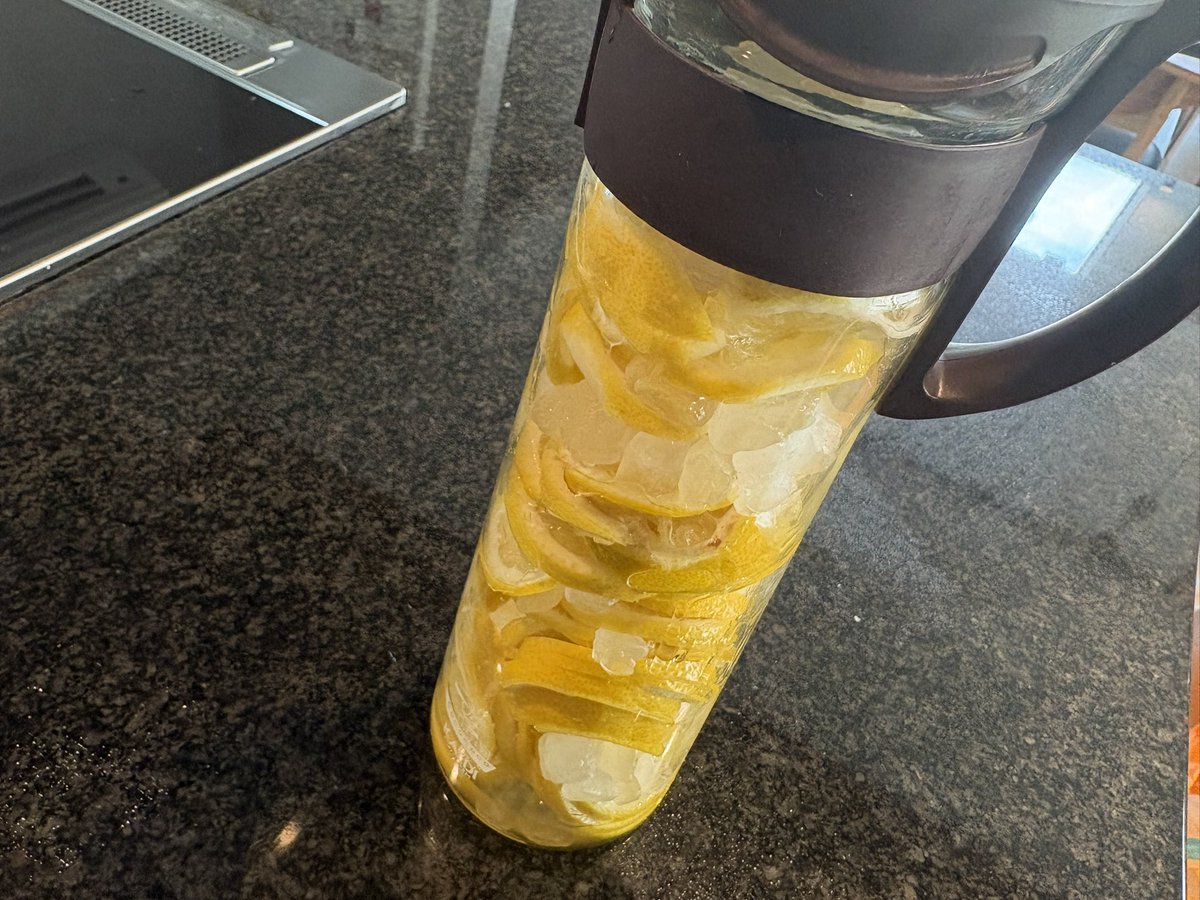 otumaakari's tweet photo. レモンが安かったからレモネードの素？(ハチミツ入り)作った🍋明日には完成するから飲むの楽しみ〜💕 https://t.co/A5u9fZIaO8