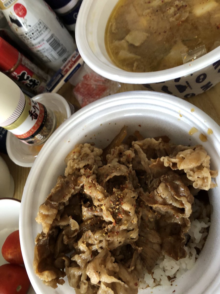 BlueBlack2007's tweet photo. ランチはこれ！
クレイジー牛丼と豚汁特盛1100円
ここまではわかる
なぜ、これをもう一つつけるんだー？！
しかも、無料で。
うーん、すげえ
クレイジー
お得すぎる
お腹くるちー https://t.co/LuF13BXAoi