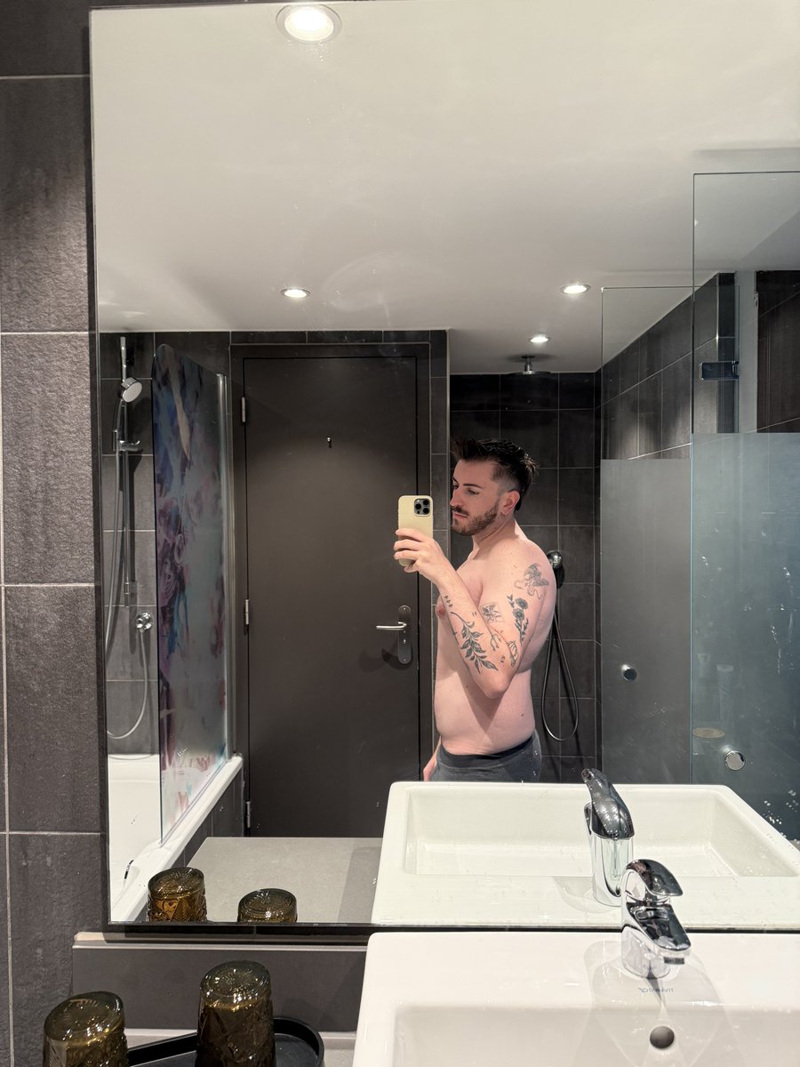 yourfavwtboy's tweet photo. Time to explore the red light district 😈🇳🇱 https://t.co/VZdhIEqd39