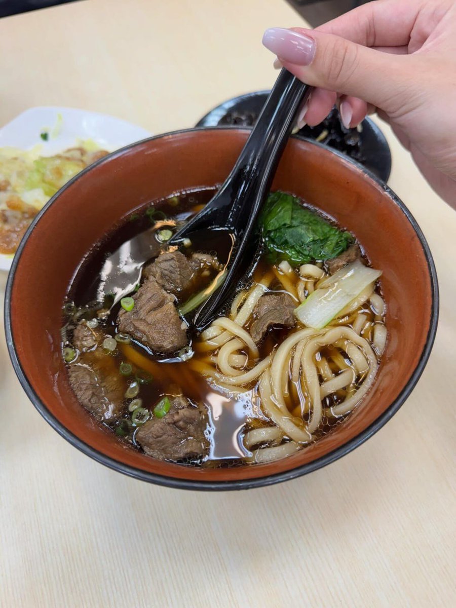 nidarem's tweet photo. 頑張った自分へのご褒美は、熱々の牛肉麺🍜

コクのあるスープに、やわらかく煮込まれた牛肉。これこそ、シンプルだけど最高のお昼の幸せです✨

午後も頑張ろう！💪

#ランチタイム #牛肉麺 #幸せの味 https://t.co/9Ef2YnHoFo