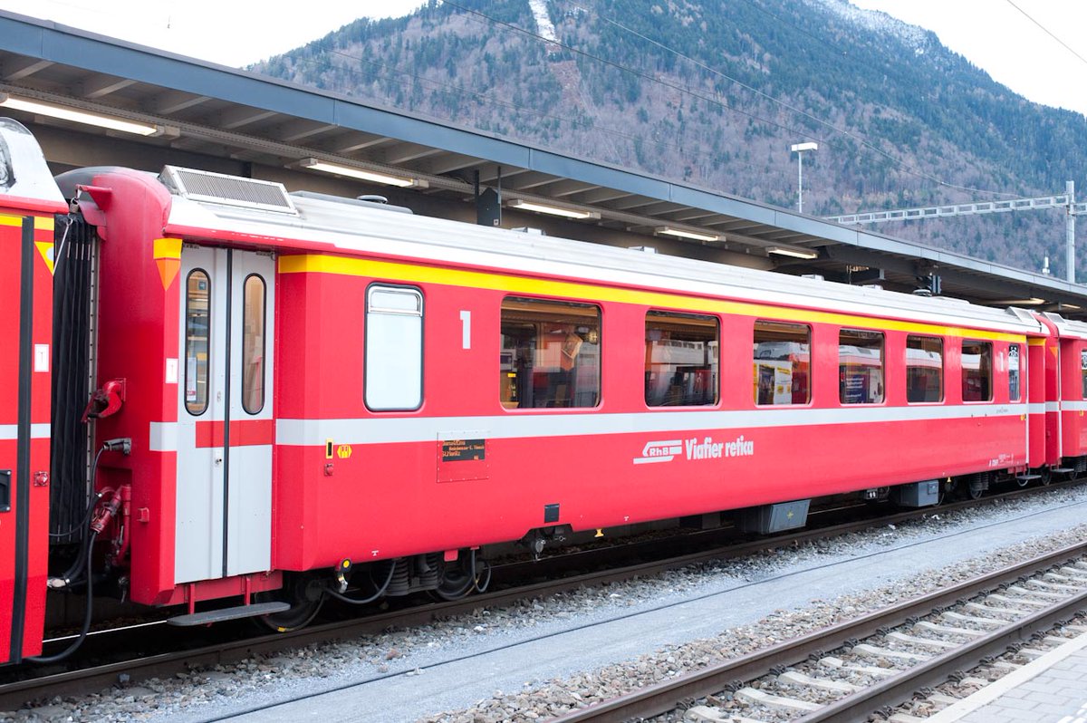 rhbge66nr701's tweet photo. レーティッシュ鉄道　A1269更新新塗装太帯3種
20080101Chur(1等黄帯ドア付近のみ、ロゴ帯中)
20111226Chur(1等黄帯全長,ロゴ帯中)
20140103Chur(1等黄帯全長,ロゴ帯下)
#RhätischeBahn
#RhB
#レーティッシュ鉄道 https://t.co/vMornP2m1u