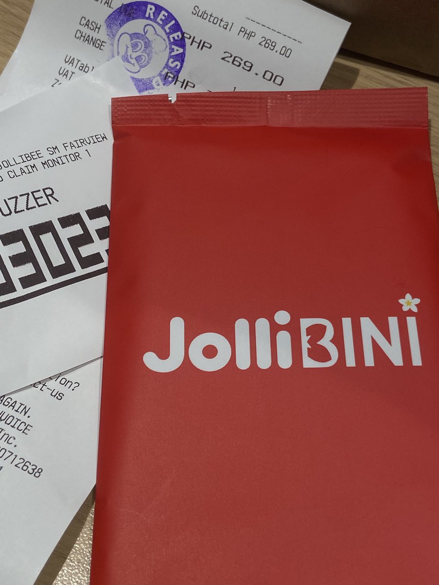 lewser4aiah's tweet photo. Ano iaalay para si Aiah ma-pull? @Jollibee #CharmedByJolliBINI #JolliBINI https://t.co/FYWzNUxlWu