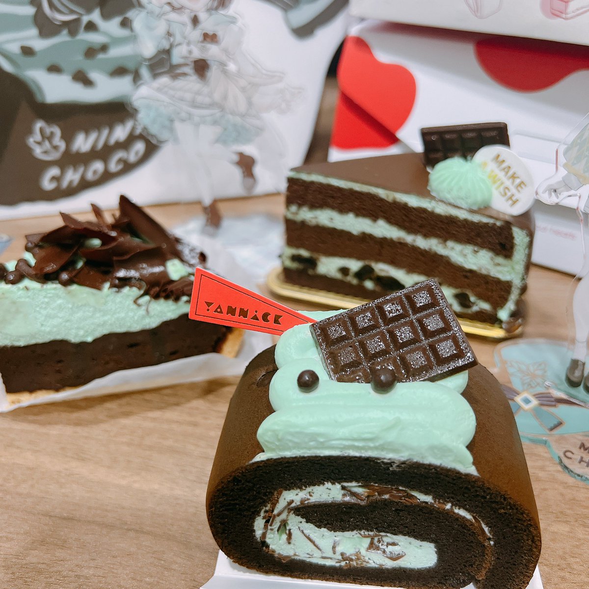 mintchoco_0214's tweet photo. 很開心作為喜愛薄巧的一員被亞尼克看到✨
上一次吃是兩年前了有點忘記涼感大概到什麼程度
只記得奶味意外吃的出來&amp;黑酷曲很好吃💯
這次除了生乳捲的薄荷有加強外
還有推出新品薄荷巧克力派
派皮跟下方類似布朗尼口感的蛋糕配上薄荷奶霜 口感跟味道兼具
個人私心最喜歡的品項🫶歡迎大家都去買來嘗試看看 https://t.co/o32IpUExLj
