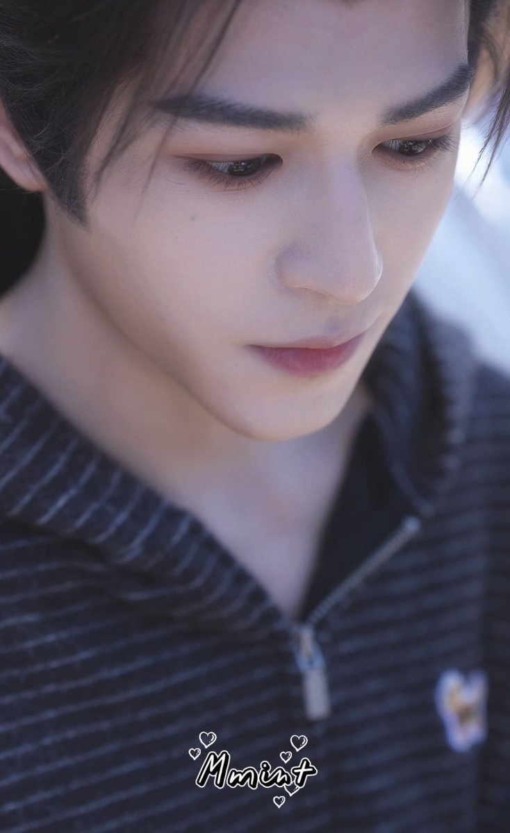 Moo_Mint's tweet photo. ตอนเดินออกจากที่แต่งหน้า ชอบมุมนี้ ช็อตแบบโหวว หล่ออะไรขนาดนี้ ออร่ามาก ตอนเงยตามอง แล้วแววตาน้องแบบวิ้งๆสะท้อนแดด โคตรจะละมุนนนนน😭😭😭

ขนาดแคปจากคลิปนะโคตรหล่ออ🫵🏻🔥

#TheKillingOfBegonia #แพทริค #ZhengYan #海棠春 @patrick_pppat https://t.co/IXkguxNvJV