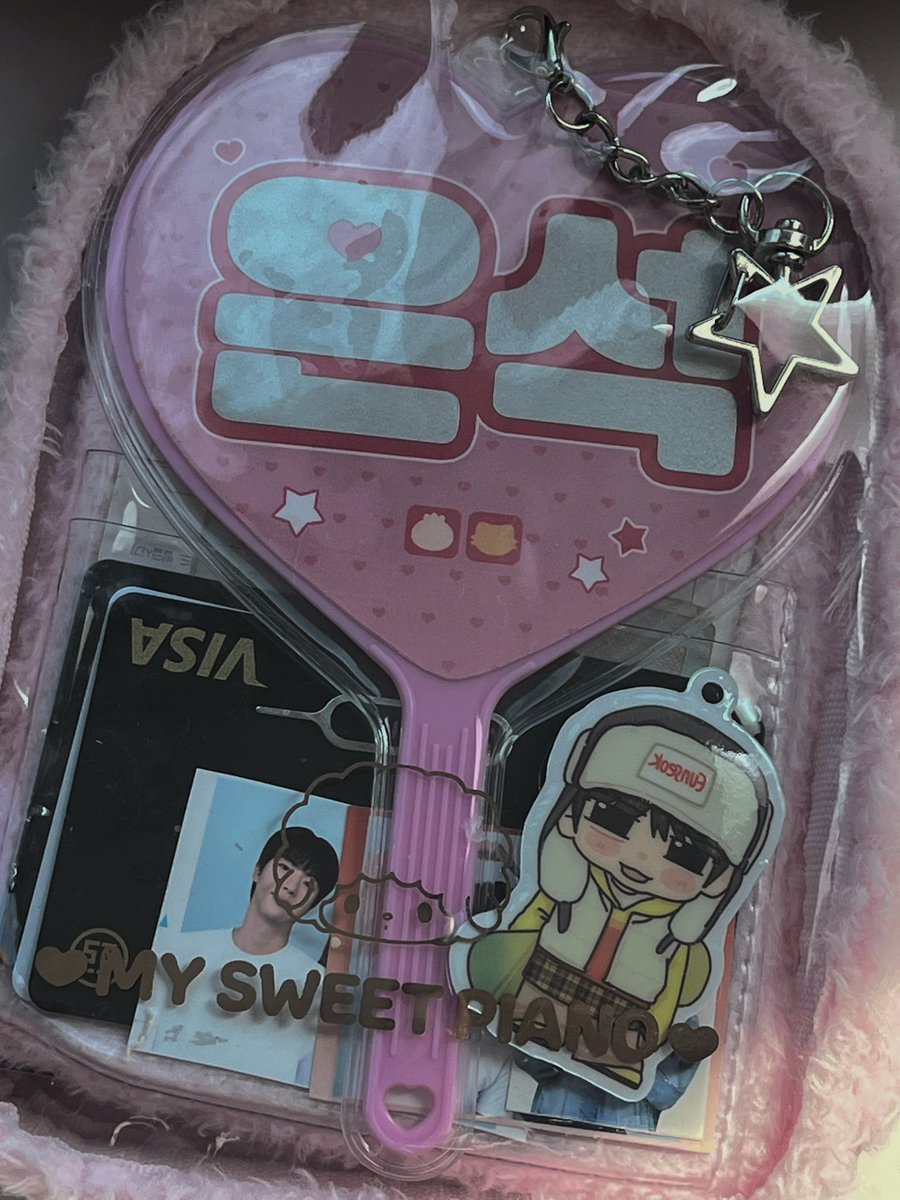 Seok_in_'s tweet photo. 真的好可爱的护照夹包，虽然我放的很乱。 https://t.co/N4qsCv8Uws
