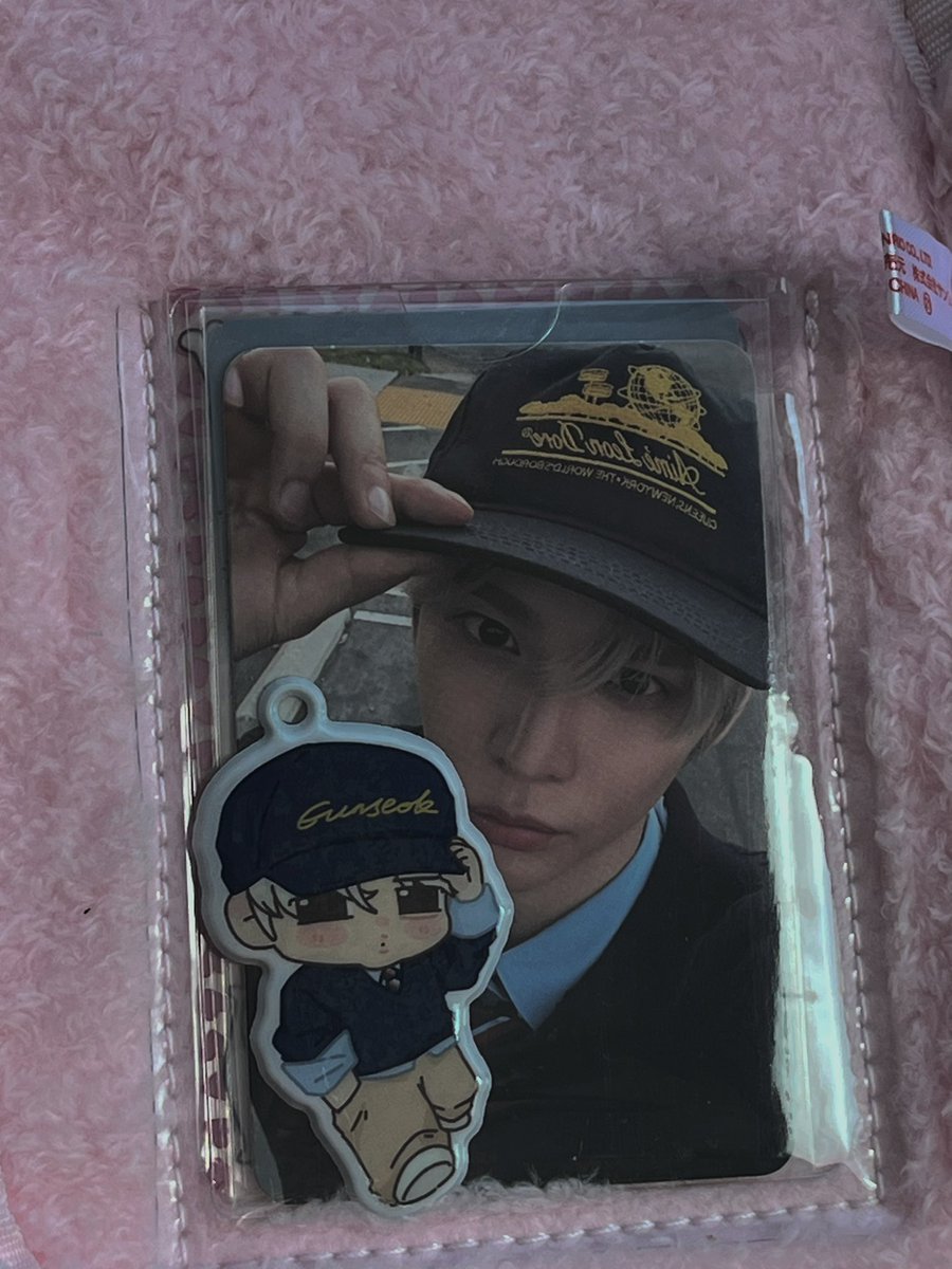 Seok_in_'s tweet photo. 真的好可爱的护照夹包，虽然我放的很乱。 https://t.co/N4qsCv8Uws