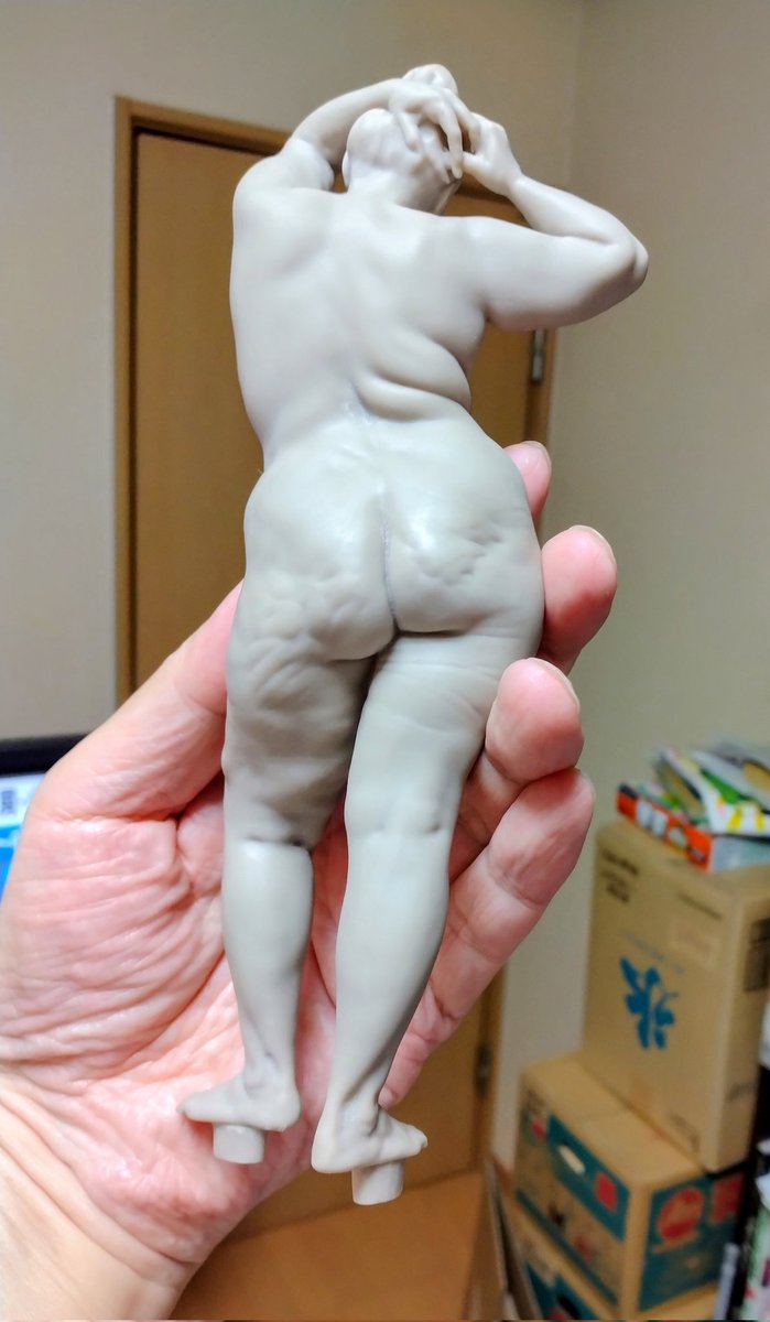 syumga's tweet photo. これも最近入手した、ぽっちゃり３Dプリントフィギュア。
ぽっちゃりと言うよりドスコイ！ですかね？
デジタルモデリングなのか、実際のドスコイさんをスキャンしたデーターか分かりませんが、Lucian Freudの絵のモデ��さんみたいですね😅 https://t.co/Y4OeZjQznP