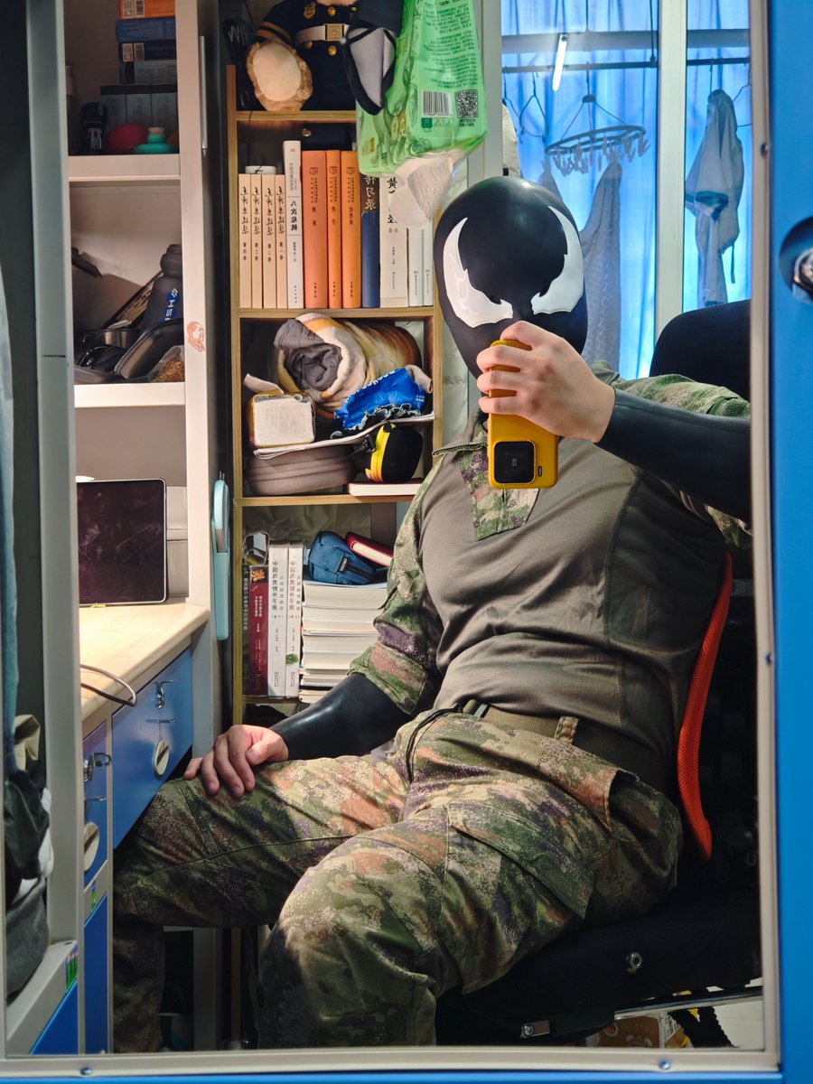 QCsc2026's tweet photo. 被毒液控制的大兵再也不能控制自己的身体 https://t.co/31HE7tW8K9