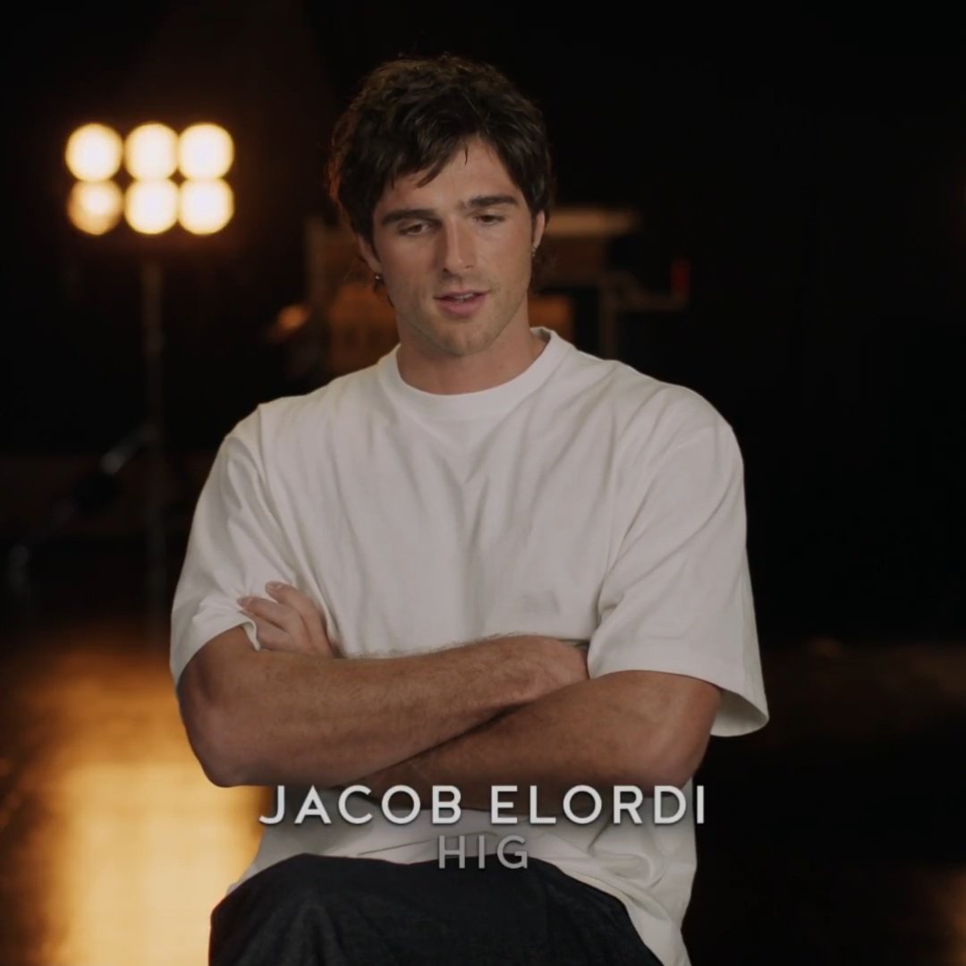 intondcg's tweet photo. He's bigger here. I'd think that's very recent. The way he sits there... He looks like he'd rather be somewhere else lol. Also did they cut his hair with a lawnmower? https://t.co/5Aisw3VcLj