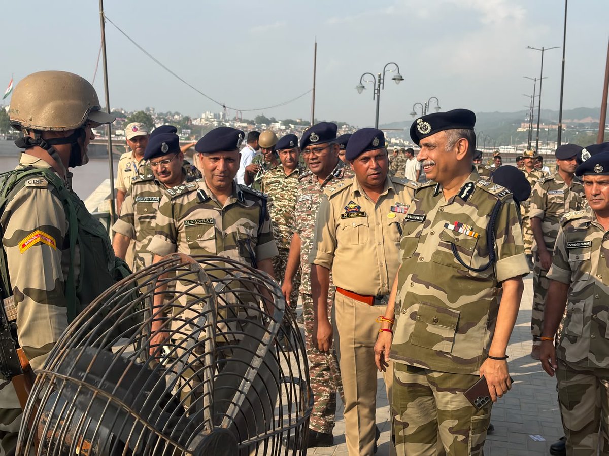 FaheemTak's tweet photo. DG CISF Reviews Security Arrangements for Shri Amarnath Ji Yatra-2026 at Jammu.
Praveer Ranjan, Director General, CISF along with senior officers visited Jammu to review the security arrangements for the ongoing Shri Amarnath Ji Yatra-2026. https://t.co/bkUrOToRGQ