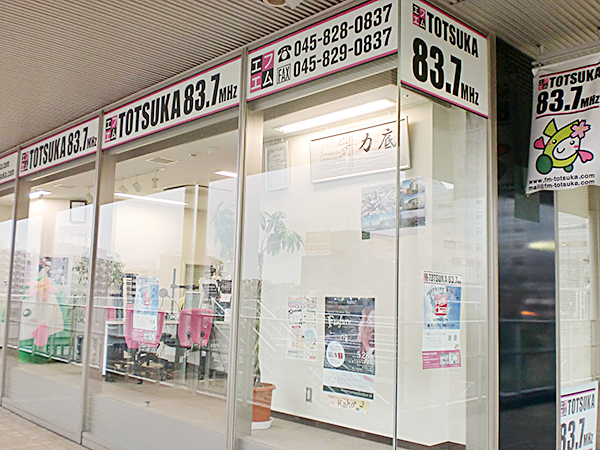 OhSharels's tweet photo. オシャレルズ、明日はFM戸塚の「Evening station」に出演いたします📢　生放送です！お聞き逃しなく💡

83.7MHz エフエム戸塚
「Evening station」
17:00〜18:54
木曜担当：MASA
https://t.co/L0ldtm5sgV

■リクエスト&amp;メッセージ宛先
mail@fm-totsuka.com

■レディモ
https://t.co/KtuPcUhHaB https://t.co/hpikStCtud