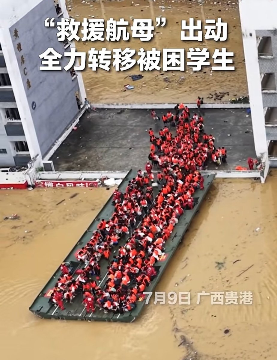 mianbaobianbia2's tweet photo. 日前,在对广西贵港市西江教育园区的救援过程中,有一款装备劈开浊浪,直抵被困群众身边。
不到20个小时,6000余名师生全部通过动力舟桥平安转移,无一人遗漏,无一人受伤,被大家形象地称作“救援航母”,实际上,它的名字叫应急动力舟桥。#PeopleFirstLifeFirst https://t.co/Hrar3adwBp