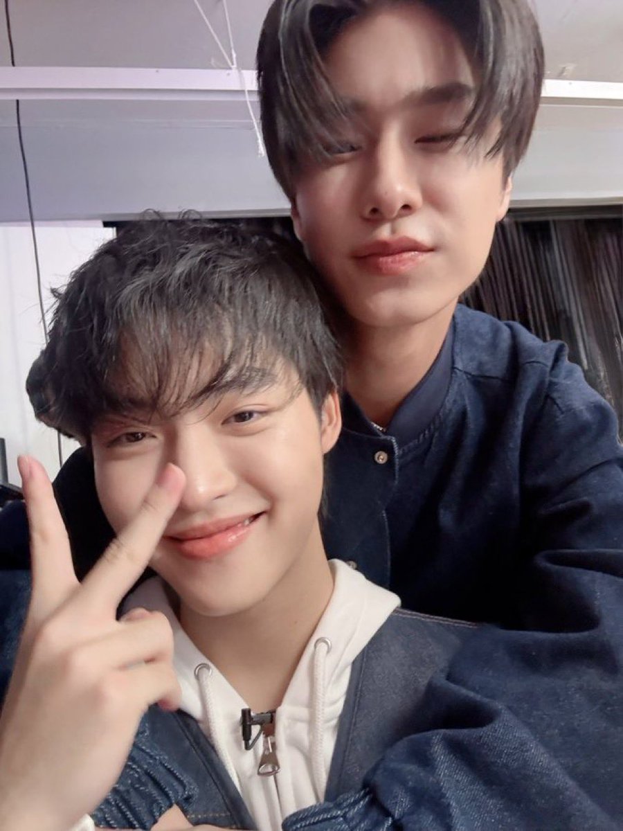 lukemicklv's tweet photo. clingy bf https://t.co/8bqvWwjCsq