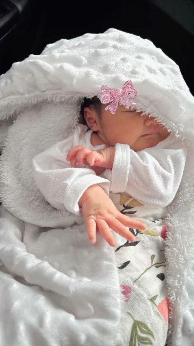 Oreofe_06's tweet photo. A woman who had been married for 17 years was transferred from a private hospital to the Federal Hospital yesterday night because she wanted to give birth.

When she arrived, we carried out a scan, and the result shocked everyone, no womb was seen.

But somehow, there was a pregnancy.

The scan showed just one baby, and the team prepared to deliver her safely. During the delivery procedure, everyone was filled with emotions when not one, but two beautiful baby girls were delivered.

The room became filled with tears. Her husband and mother-in-law could not control their emotions. They cried tears of joy after 22 years of waiting, hoping, and believing that one day they would hold a child.