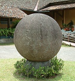 AliciaMimundo's tweet photo. Las esferas de piedra precolombinas de Costa Rica. 

Esculpidas principalmente en gabro (roca magmática muy dura) mediante técnicas de percusión y pulido con herramientas de piedra. 

Son únicas en el mundo por su perfección, cantidad y tamaño. Pertenecen a la cultura del Diquís entre el 400 y el 1500 d.C., varían desde unos centímetros hasta más de 2.5 m y pueden, algunas, llegar a pesar 15 toneladas.

Lo más asombroso es su forma esférica casi perfecta. Se desconoce con exactitud su propósito, pero los expertos sugieren que pudieran ser símbolos de poder, estatus social o marcadores territoriales o astronómicos.