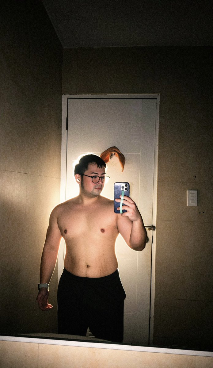 jrooooy's tweet photo. yesterday gym session felt nice. i haven’t been super consistent with my workouts because of work schedules. decided to take photos and felt like there’s progress, while small still something that made me smile. 

i hope you have an amazing week ahead! https://t.co/y2LAivq9Qf