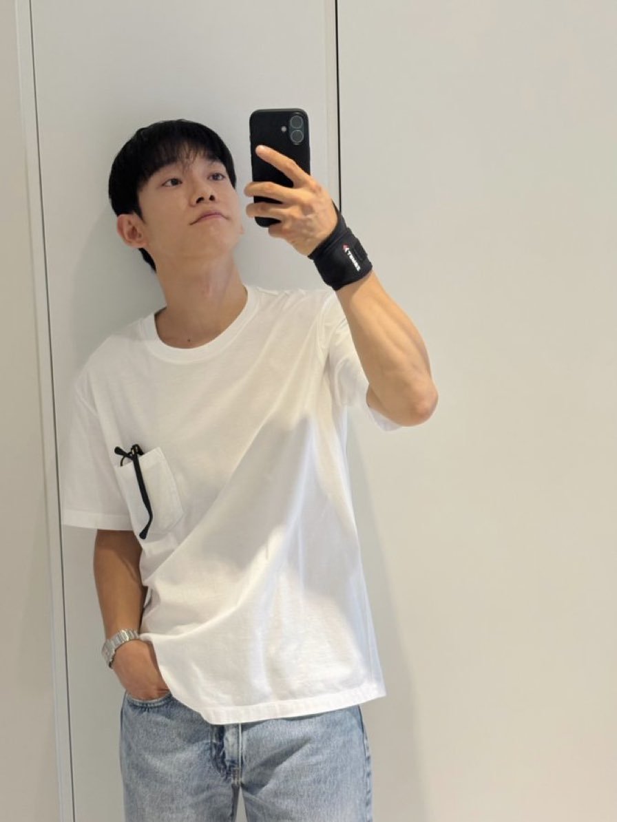erixexo9's tweet photo. Jongdae mentioned Xiumin on bubble today! 🤣🤣 He actually knew about Xiumin having a stiff neck a few days ago lol.

For some context, fans were worried about why Jongdae was wearing a wrist support. He reassured everyone not to worry because he's doing fine 🥰💛 https://t.co/z5a1TWA1Yr