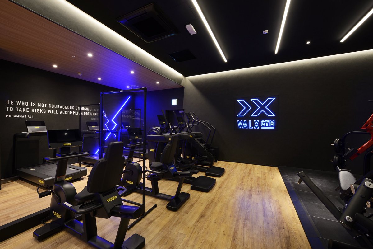 kodawari_ceo's tweet photo. 2022年にスタートしたVALX GYMは、
本日、新たな挑戦を迎えました。

本日、
全国50店舗以上を展開する上場企業、株式会社フィットクルーと、
VALX GYM事業の譲渡に向けた基本合意を締結しました。

https://t.co/i2bxEzluKy

これは、
VALX GYMを手放すためではありません。

トレーナー育成や店舗運営は、その道のプロであるフィットクルーへ。VALXは、ブランドづくり、集客、マーケティングという、私たちが最も強みを発揮できる領域に経営資源を集中するための、戦略的な取り組みです。

それぞれが最も得意なことに集中することで、お客様、働くトレーナー、そしてVALX GYMに、これまで以上に大きな価値を届けられると信じています。

なお、今回の発表は基本合意であり、今後、正式な事業譲渡契約の締結に向けて協議を進めてまいります。

VALXブランドは、これからも変わりません。

この挑戦は、
VALX GYMをさらに成長させるための、新たなスタートです。

新しいVALX GYMの未来に、
ぜひご期待ください。

VALX
株式会社代表取締役社長　只石 昌幸