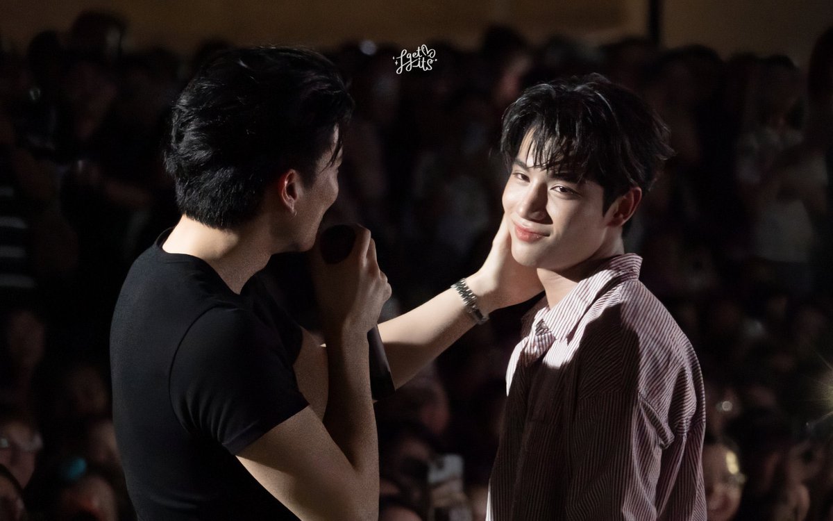 lovelyuhao's tweet photo. physical touch is so natural for them. they are so MARRIED https://t.co/fo0jX81EJh
