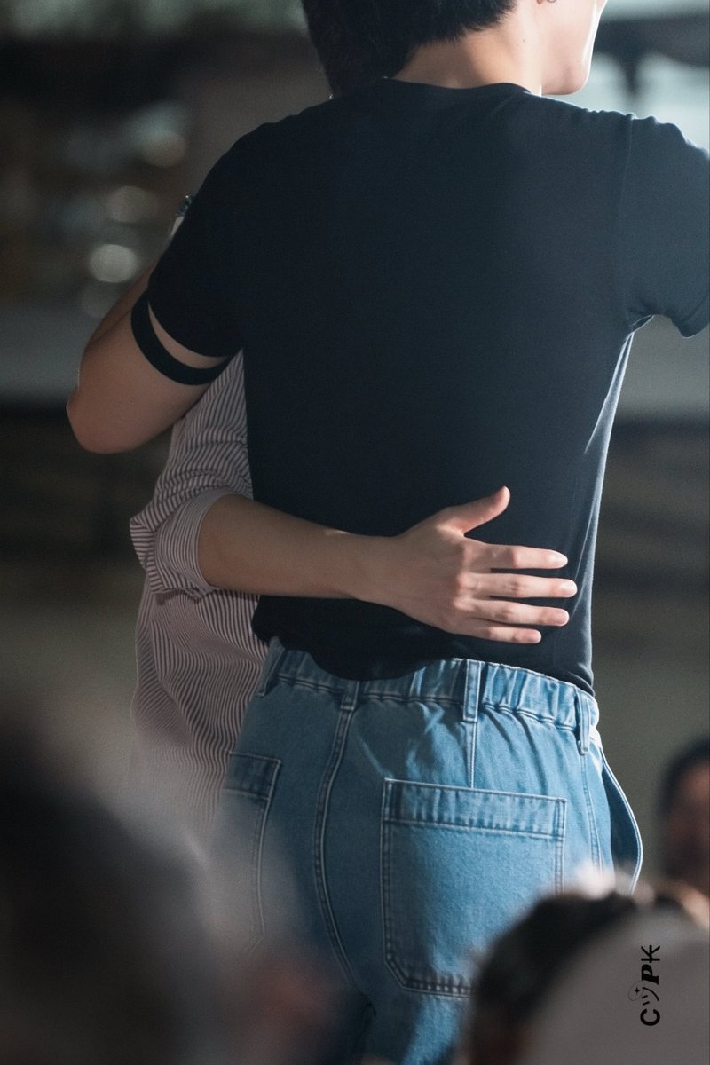 lovelyuhao's tweet photo. physical touch is so natural for them. they are so MARRIED https://t.co/fo0jX81EJh