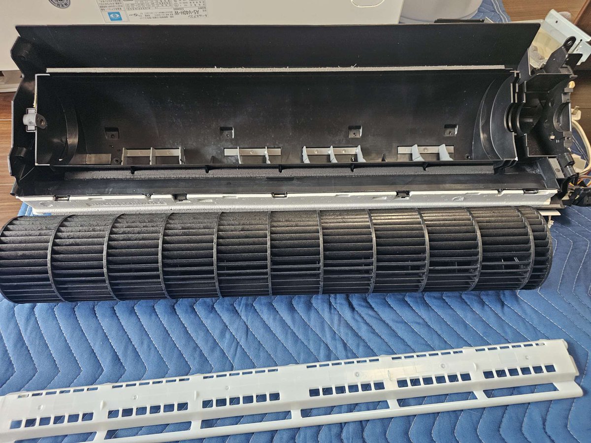 soujin7's tweet photo. 今日はエアコン３台のクリーニングです。
午前も午後も２階のエアコン(;^_^A
室内はサウナ状態で汗だく💦
軽めのスケジュールにしといてよかった(^^♪
パンパンに詰めすぎるとこの暑さ、倒れますね💦

https://t.co/YfhyidoZzJ https://t.co/bvudoa409y