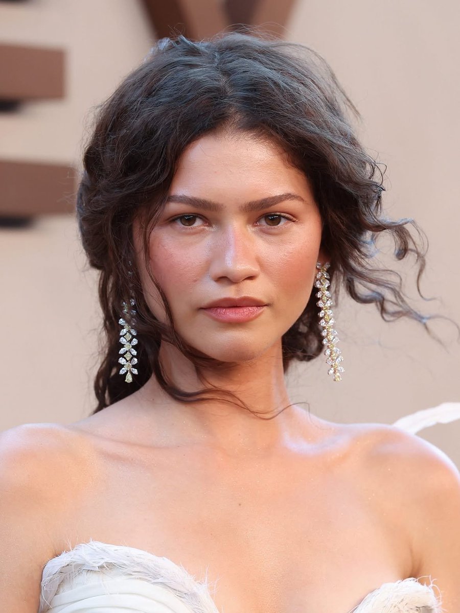 gossipmagazinn's tweet photo. Zendaya, gül kurdu tonlarındaki göz alıcı gala makyajı ve büyüleyici güzelliğiyle galanın en çok konuşulan isimlerinden biri oldu.

• Hayranları, hamileliğin Zendaya’nın yüzüne ayrı bir güzellik kattığını ve her geçen gün daha da ışıldadığını söylüyor. https://t.co/GgQZeH9drt
