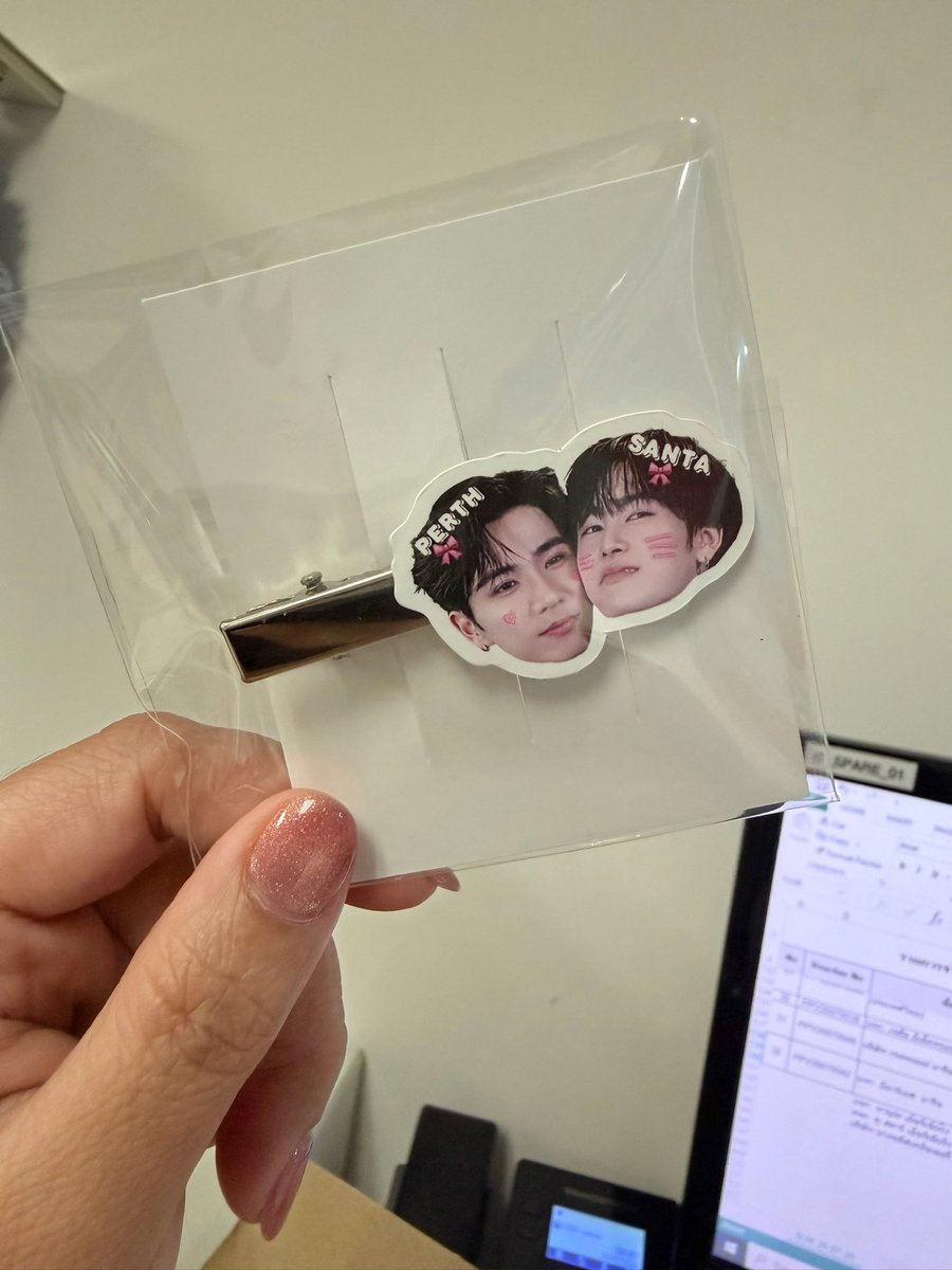 WimonMonn's tweet photo. ทำ กอว แจกครั้งแรก 18,19 มารับน้องกันนะคะ กลัวไม่หมดค่ะ (คนแจกอินโทนิดหน่อยค้าบบบ😂)  🤟🖤🤍🐯🐶

#PerthSantaConcert 
#PerthSanta #เพิร์ธแซนต้า https://t.co/6rJov3VVNM