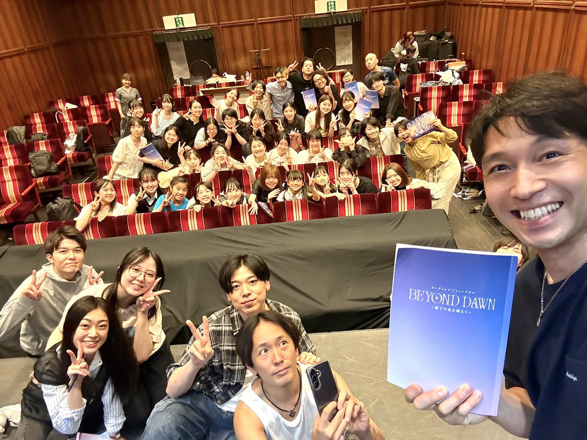 seita_saintlake's tweet photo. 僕のホーム！シアター代官山で
稽古してきましたドーン！！

日替わりキャストも含めて出演者だけでも80名以上！さらにスタッフの方も含めて100人体制でこの作品が作られています！

僕は朗読だけなのですが…歌やダンスも加わってかなり壮大な作品になってます！0からここまで創り上げてきたみんなを本当に尊敬します👏
昔から知ってる���間と！そして初めましてな若者達と舞台を踏めるのが楽しみになりました！

上野聖太は8/3(月)13時の1回だけの出演ですが、ハリー・ポッターとはまた違った、恋する上野聖太を4つの物語でご堪能頂けると思います🫣💕
是非サンシャイン劇場までお越しください！
https://t.co/SpAFtLFYh8
#ビヨンドドーン
とっくんは撮ってる俺を撮ってる〜📸
