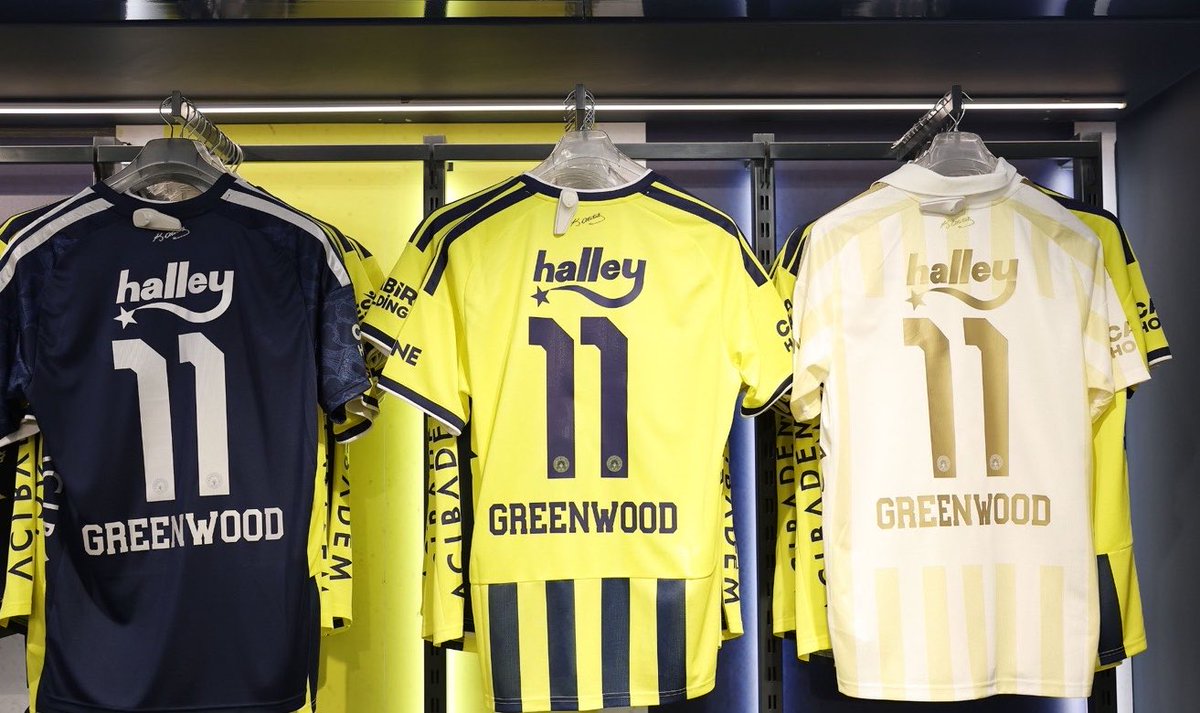 SaracogluSports's tweet photo. 🚨Mason Greenwood'un formaları Fenerium’da satışa sunuldu.

Greenwood, Fenerbahçe’de 11 numaralı formayı giyecek. https://t.co/ZYUkAxaKqv
