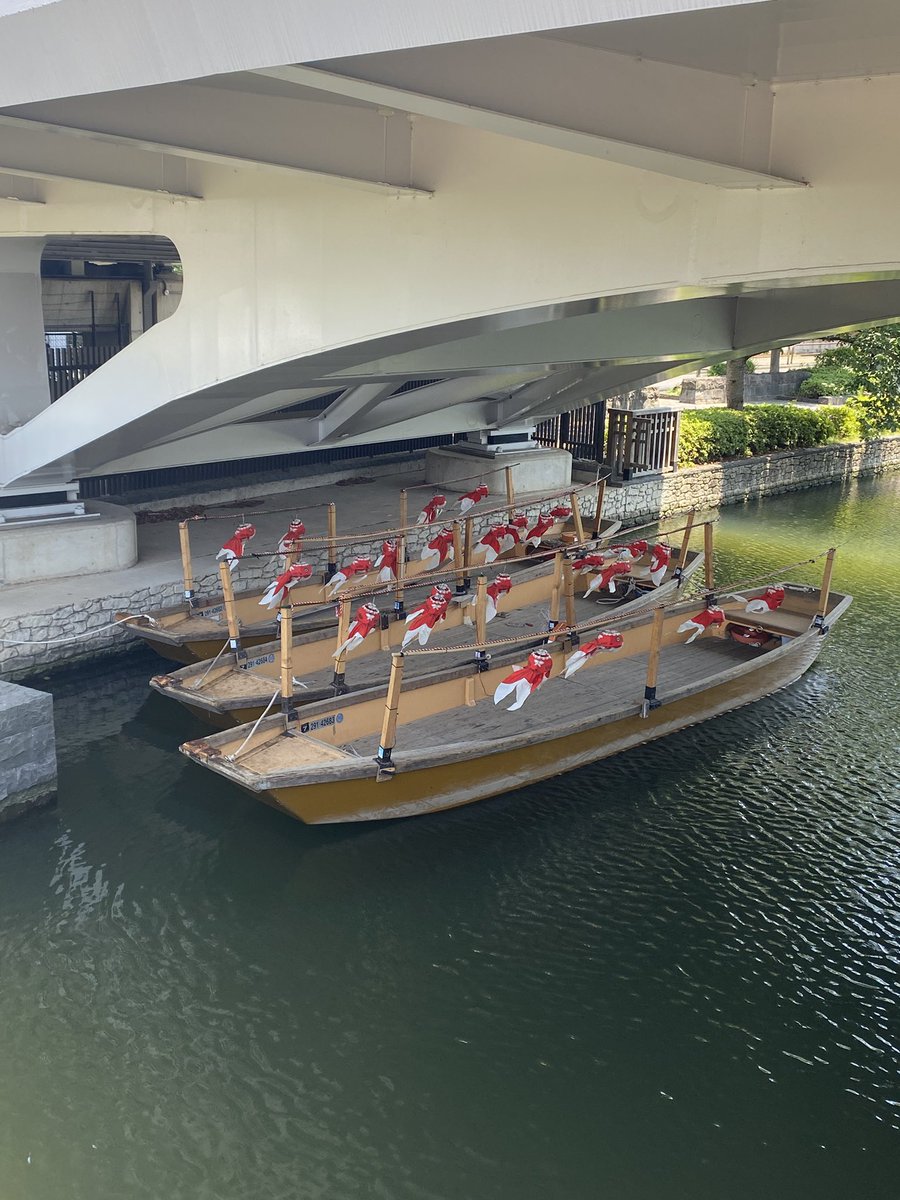 fumabori_walker's tweet photo. #新川　で青空の下、金魚提灯が気持ち良さげに泳いでいました。今日設置完了したようです。金魚和船も三角橋の下に停泊中。
提灯の点灯は今週18日（土）〜８月16日（日）18時半〜21時半。金魚和船は８月７日、８日に運行です。
詳細はさくら館HPへ。
#江戸川区　#夏まつり　#金魚提灯 https://t.co/65joFT1nPJ