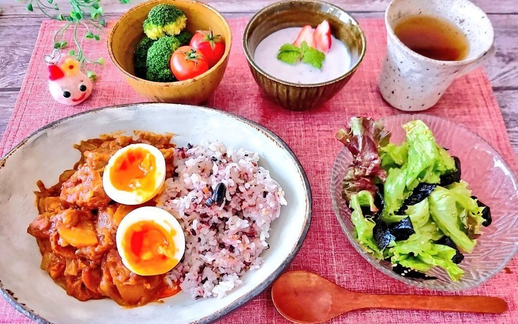 pinkyheart1122's tweet photo. ジムの横に可愛くてPFCバランスが整った定食屋さんがあったら毎日通いたい…🥰💪 

・鶏むねカレー
・鶏むねハンバーグ定食
・プロテインスムージー
・プロテインパンケーキ

全部美味しくて罪悪感ゼロ✨
野菜もたっぷりでボリューム満点！こんなお店が近くにあったらダイエットも筋トレも続けやすそう🥺🧡
 #ボディメイクごはん