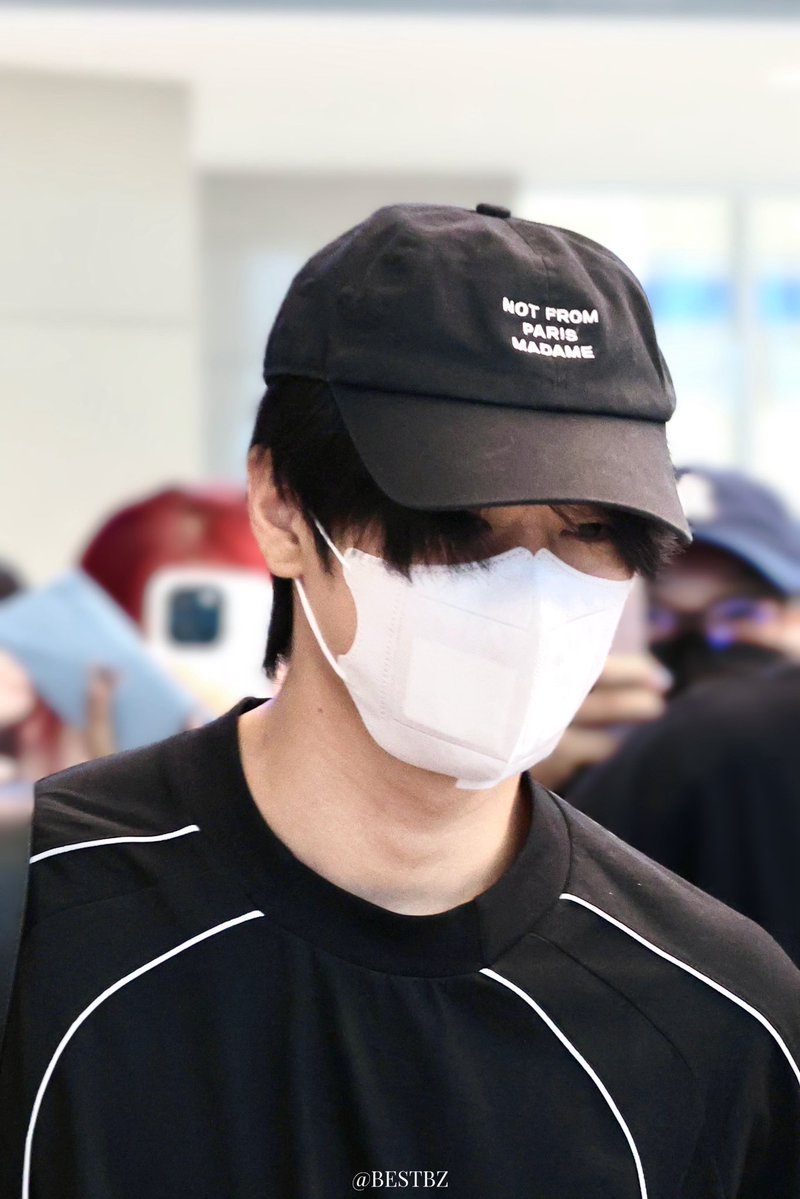 dailyljy's tweet photo. juyeon at incheon airport coming back from paris couture fashion week 📸

#JUYEONxBalenciaga
#JUYEON #주연 #더보이즈 https://t.co/TMl1zcp9Eo