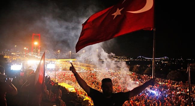 abdulhamitgul's tweet photo. 15 Temmuz, Türkiye’ye kurulan tuzakların Aziz milletimizle ters yüz edildiği şanlı bir direnişin tarihidir. O gece FETÖ’nün karanlık planları teslim alınamaz bir kale gibi ihtişamla yükselen millet iradesine çarpmış, paramparça olmuştur. 

Milli iradenin üzerinde hiçbir güç tanımayan Cumhurbaşkanımız Sayın Recep Tayyip Erdoğan’ın o gece sergilediği cesaret ve liderlik unutulmazdır. Sokaktaki direnişin ateşini bu cesaret ve liderlik tutuşturmuş, millet adamına, millet vatanına, millet yarınlarına böyle sahip çıkmıştır. 

O gecenin direnişine adlarını yazdıran tüm kahramanlarımızı minnetle, şehitlerimizi rahmetle yad ediyoruz. 

Herkes bilsin ki; Millet eğilmez, Türkiye yenilmez…