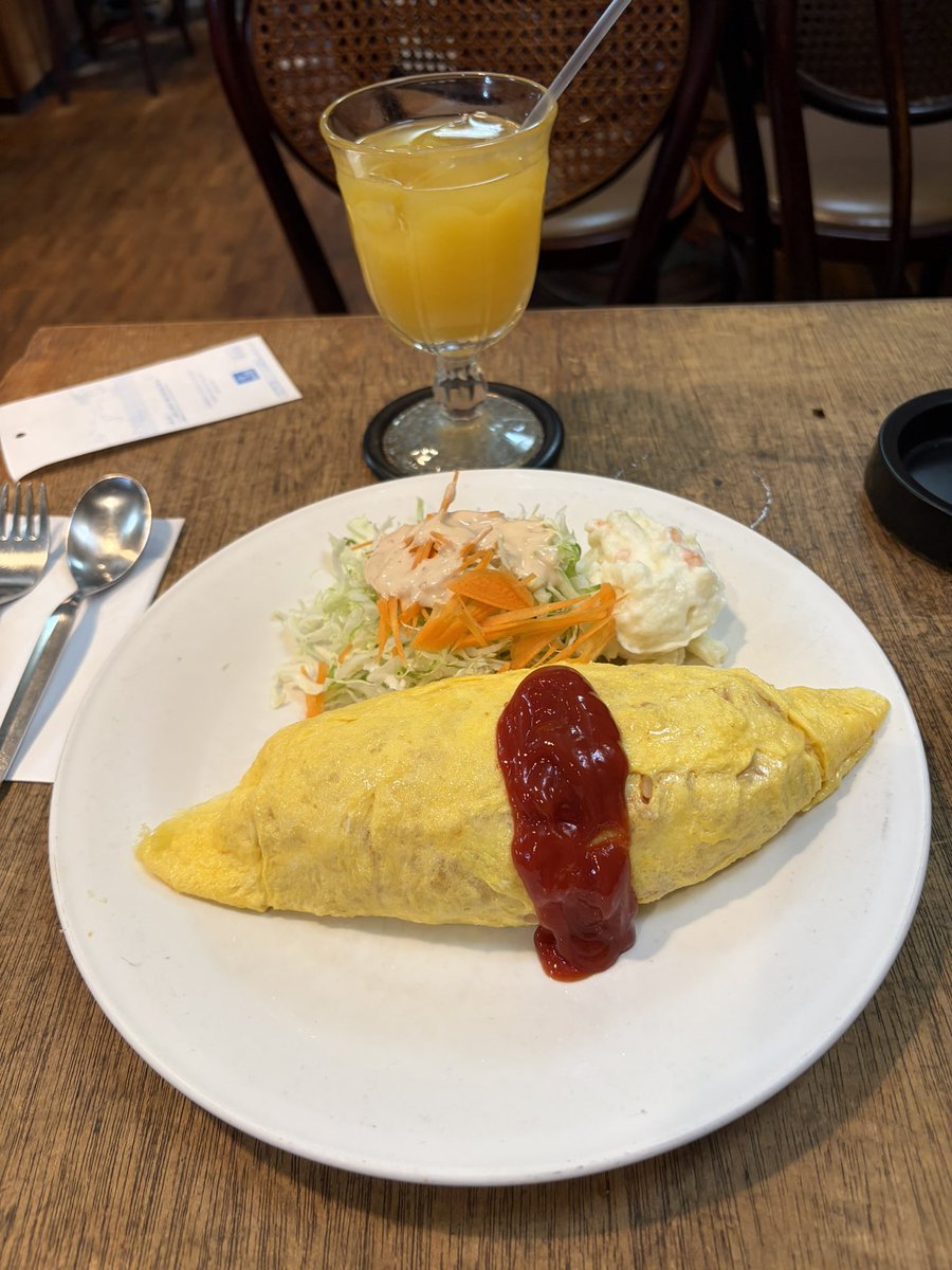 KingDietman's tweet photo. 3時のおやつ（免罪符）は、仲宿交差点に面した板橋三丁目のCafe de CADOTさんで、オムライスとオレンジジュースをいただきます。
#板橋 #カフェ #CADOT #オムライス https://t.co/Fv2h76nRV6