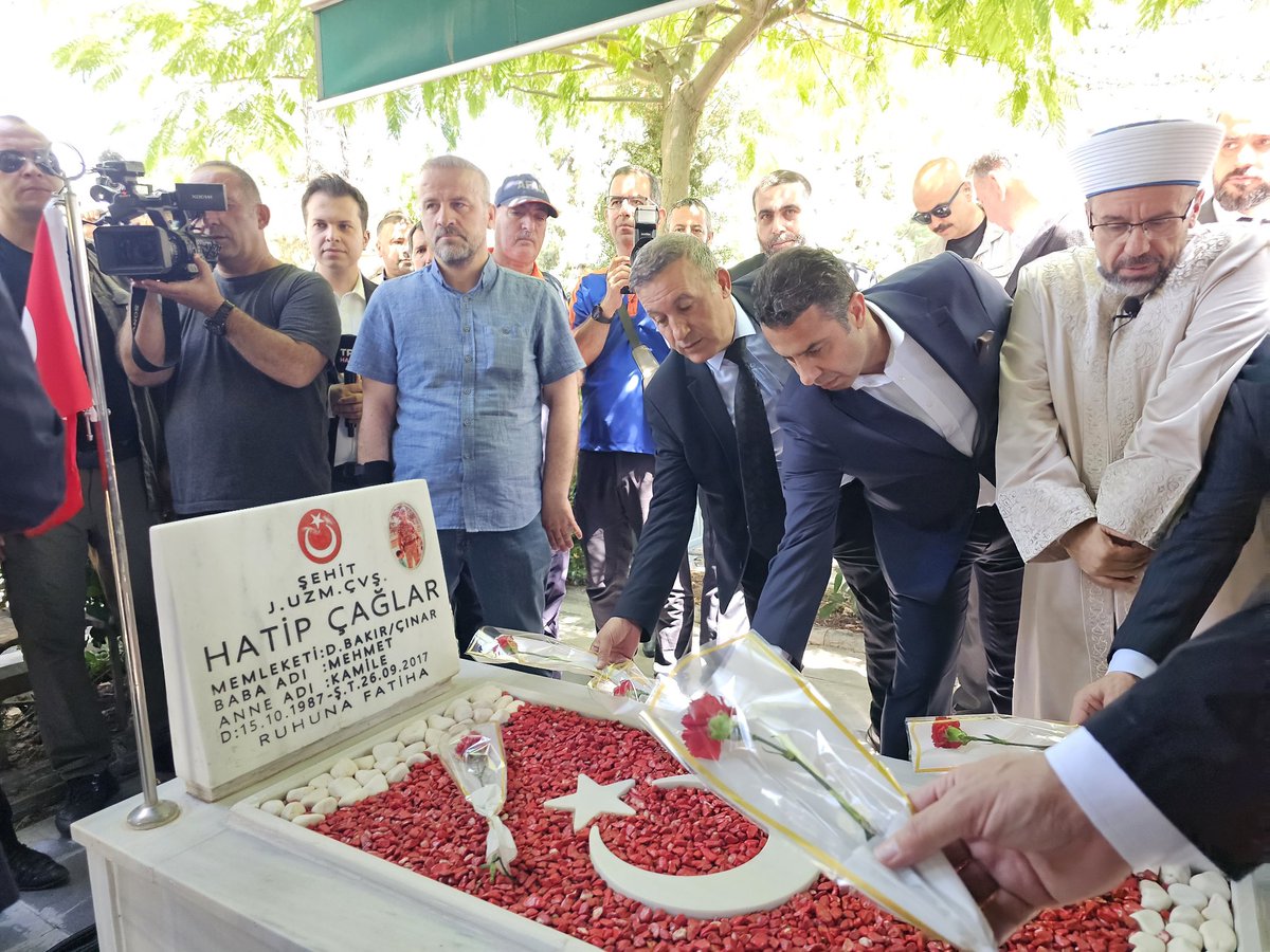 HamitSumer21's tweet photo. 📍Yenişehir Şehitliği

Valimiz Sayın Murat Zorluoğlu, Milletvekilimiz Sayın Mehmet Galip Ensarioğlu ve İl Protokolümüz ile birlikte;

15 Temmuz Demokrasi ve Millî Birlik Günü vesilesiyle aziz şehitlerimizin kabirlerini ziyaret ederek dualarla yâd ettik.

Vatanımızın bekası, milletimizin istiklâli ve demokrasimiz uğruna canlarını feda eden tüm kahraman şehitlerimizi rahmet, minnet ve şükranla anıyor; emanetlerine daima sahip çıkacağımızı bir kez daha ifade ediyoruz.

Ruhları şad, mekânları cennet olsun.